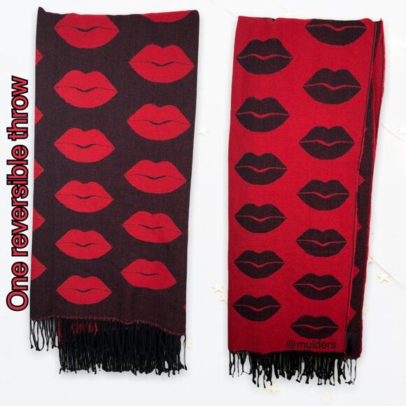 Victoria's Secret 2017 Reversible Lip Kiss Print Flirt Kisses Throw Blanket - Picture 1 of 11